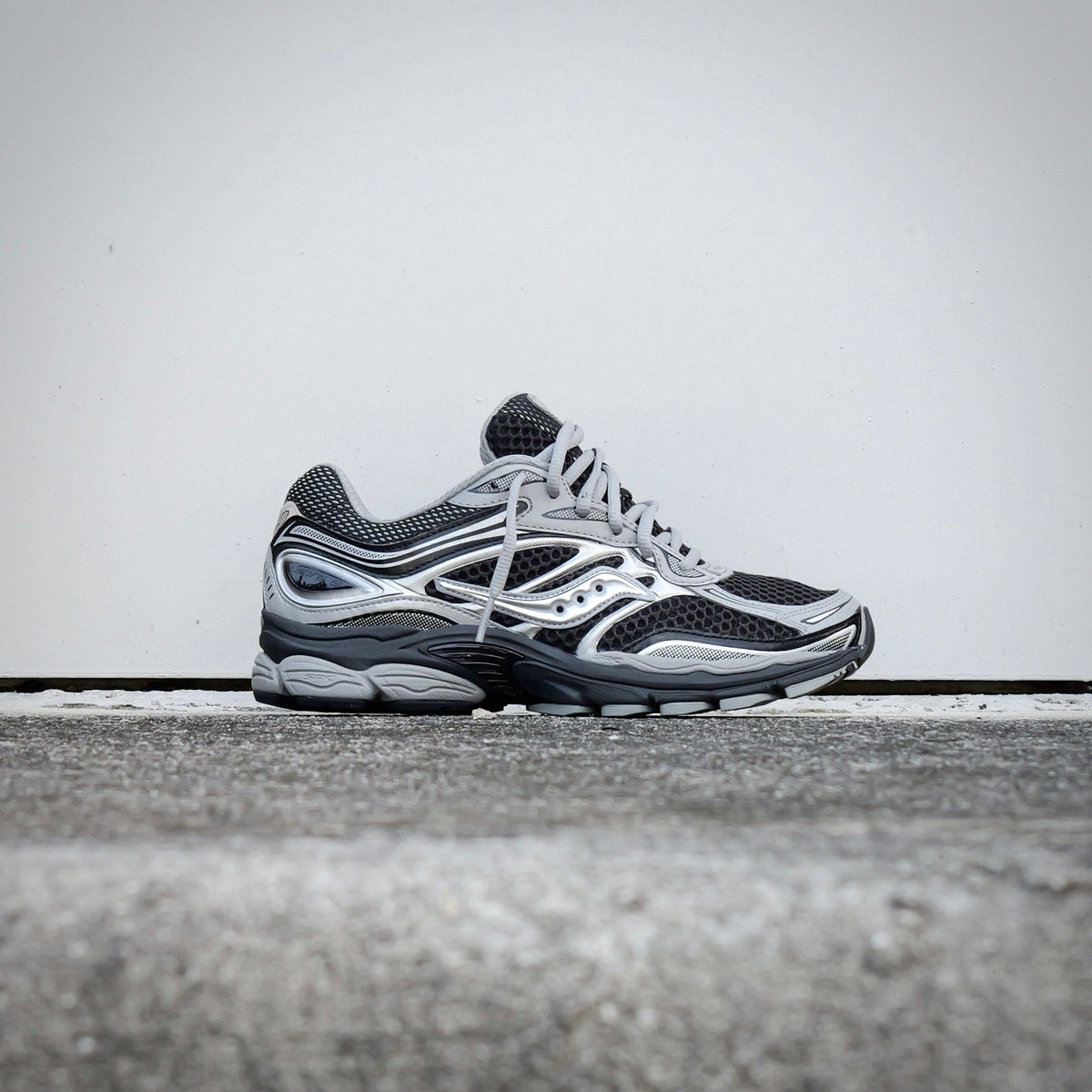Mens Saucony ProGrid Omni 9 (Black/Silver)